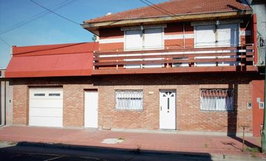 Casa en venta - 4 Dormitorios 3 Baños 1 Cochera - 226Mts2  - Villa Ballester