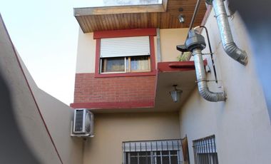 Casa en venta - 4 Dormitorios 3 Baños 1 Cochera - 226Mts2  - Villa Ballester