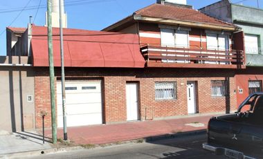Casa en venta - 4 Dormitorios 3 Baños 1 Cochera - 226Mts2  - Villa Ballester