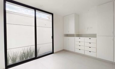 AMPLIA E ILUMINADA CASA EN VENTA EN CONDOMINIO 3 ARROYOS, NORPONIENTE AGS.