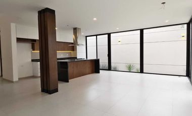 AMPLIA E ILUMINADA CASA EN VENTA EN CONDOMINIO 3 ARROYOS, NORPONIENTE AGS.