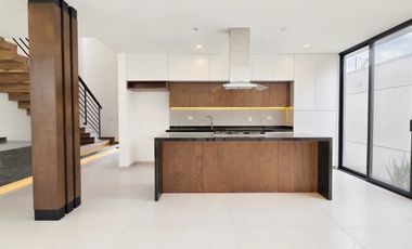 AMPLIA E ILUMINADA CASA EN VENTA EN CONDOMINIO 3 ARROYOS, NORPONIENTE AGS.