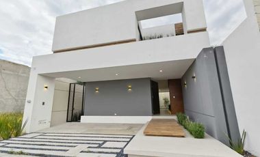 AMPLIA E ILUMINADA CASA NUEVA EN VENTA EN CONDOMINIO 3 ARROYOS, NORPONIENTE AGS.