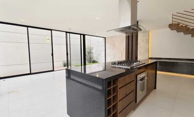 AMPLIA E ILUMINADA CASA EN VENTA EN CONDOMINIO 3 ARROYOS, NORPONIENTE AGS.