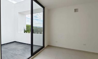 AMPLIA E ILUMINADA CASA EN VENTA EN CONDOMINIO 3 ARROYOS, NORPONIENTE AGS.
