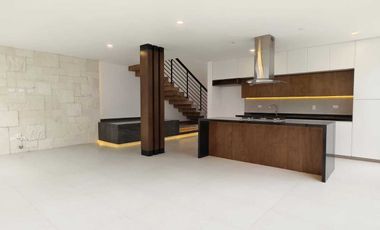 AMPLIA E ILUMINADA CASA EN VENTA EN CONDOMINIO 3 ARROYOS, NORPONIENTE AGS.