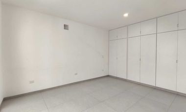 AMPLIA E ILUMINADA CASA EN VENTA EN CONDOMINIO 3 ARROYOS, NORPONIENTE AGS.