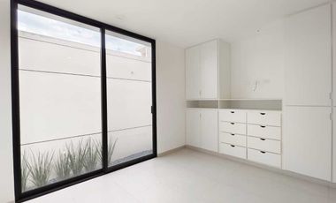 AMPLIA E ILUMINADA CASA NUEVA EN VENTA EN CONDOMINIO 3 ARROYOS, NORPONIENTE AGS.