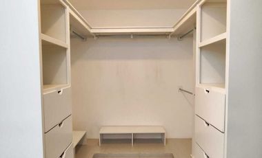 AMPLIA E ILUMINADA CASA EN VENTA EN CONDOMINIO 3 ARROYOS, NORPONIENTE AGS.