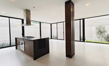 AMPLIA E ILUMINADA CASA NUEVA EN VENTA EN CONDOMINIO 3 ARROYOS, NORPONIENTE AGS.