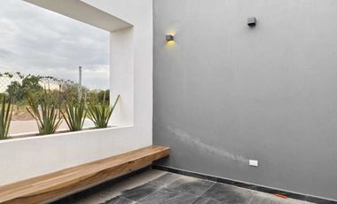 AMPLIA E ILUMINADA CASA EN VENTA EN CONDOMINIO 3 ARROYOS, NORPONIENTE AGS.