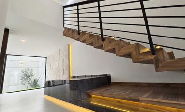 AMPLIA E ILUMINADA CASA EN VENTA EN CONDOMINIO 3 ARROYOS, NORPONIENTE AGS.