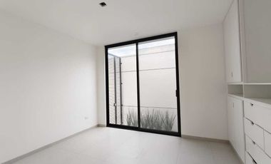 AMPLIA E ILUMINADA CASA NUEVA EN VENTA EN CONDOMINIO 3 ARROYOS, NORPONIENTE AGS.