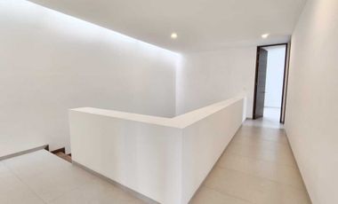 AMPLIA E ILUMINADA CASA EN VENTA EN CONDOMINIO 3 ARROYOS, NORPONIENTE AGS.