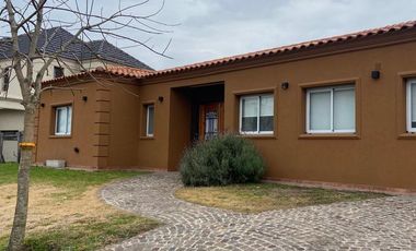 Casa en venta con renta - Barrio Santa Inés, Canning