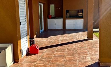 Casa en venta con renta - Barrio Santa Inés, Canning