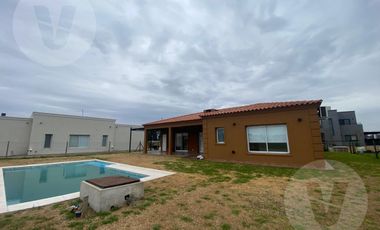 Casa en venta con renta - Barrio Santa Inés, Canning