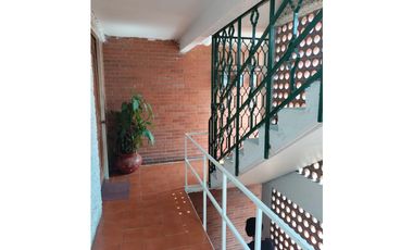 AMPLIO DEPARTAMENTO DE DOS NIVELES EN PASTORES