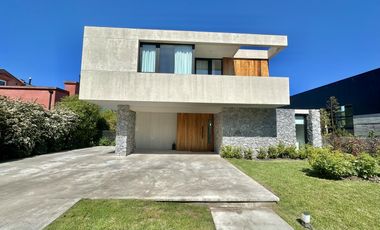 Excelente chalet en barrio privado Arenas del Sur