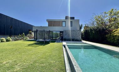 Excelente chalet en barrio privado Arenas del Sur