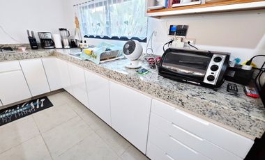 CASA EN VENTA CON PANELES SOLARES EN RESIDENCIAL ALEZA CONKAL.