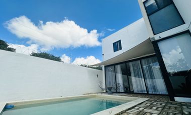 CASA EN VENTA CON PANELES SOLARES EN RESIDENCIAL ALEZA CONKAL.