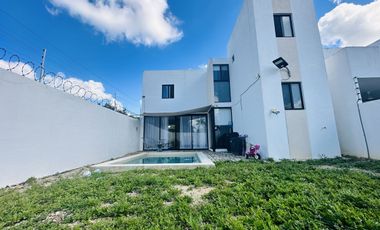 CASA EN VENTA CON PANELES SOLARES EN RESIDENCIAL ALEZA CONKAL.