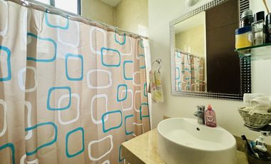 CASA EN VENTA CON PANELES SOLARES EN RESIDENCIAL ALEZA CONKAL.