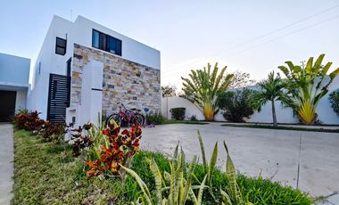 CASA EN VENTA CON PANELES SOLARES EN RESIDENCIAL ALEZA CONKAL.