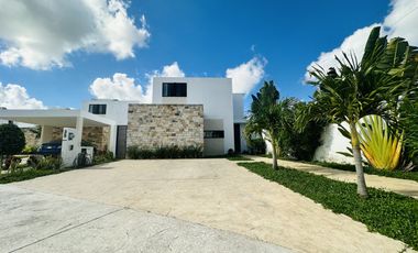 CASA EN VENTA CON PANELES SOLARES EN RESIDENCIAL ALEZA CONKAL.