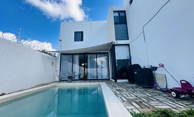 CASA EN VENTA CON PANELES SOLARES EN RESIDENCIAL ALEZA CONKAL.