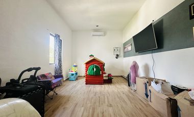 CASA EN VENTA CON PANELES SOLARES EN RESIDENCIAL ALEZA CONKAL.