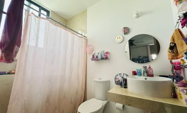 CASA EN VENTA CON PANELES SOLARES EN RESIDENCIAL ALEZA CONKAL.