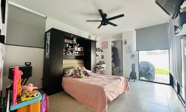 CASA EN VENTA CON PANELES SOLARES EN RESIDENCIAL ALEZA CONKAL.