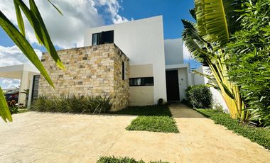 CASA EN VENTA CON PANELES SOLARES EN RESIDENCIAL ALEZA CONKAL.