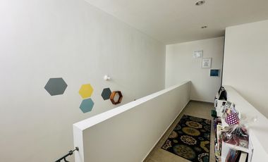 CASA EN VENTA CON PANELES SOLARES EN RESIDENCIAL ALEZA CONKAL.