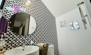 CASA EN VENTA CON PANELES SOLARES EN RESIDENCIAL ALEZA CONKAL.