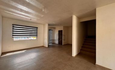 Casa en renta 3 recámaras frente a parque en Calimaya