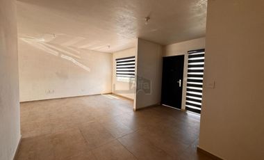 Casa en renta 3 recámaras frente a parque en Calimaya