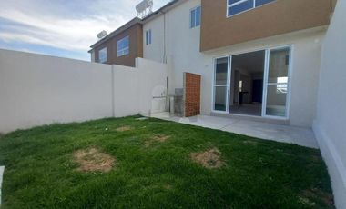 Casa en renta 3 recámaras frente a parque en Calimaya