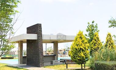 Casa en renta 3 recámaras frente a parque en Calimaya