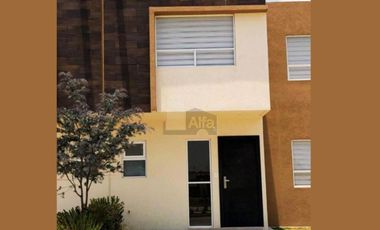 Casa en renta 3 recámaras frente a parque en Calimaya