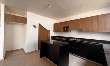 Casa en renta 3 recámaras frente a parque en Calimaya