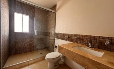 Casa en renta 3 recámaras frente a parque en Calimaya