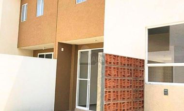 Casa en renta 3 recámaras frente a parque en Calimaya