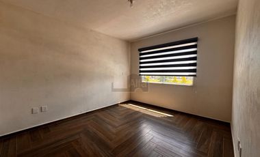 Casa en renta 3 recámaras frente a parque en Calimaya