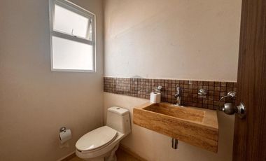 Casa en renta 3 recámaras frente a parque en Calimaya