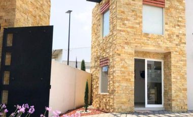 Casa en renta 3 recámaras frente a parque en Calimaya