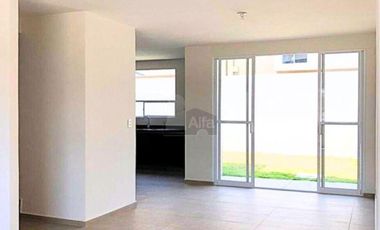 Casa en renta 3 recámaras frente a parque en Calimaya