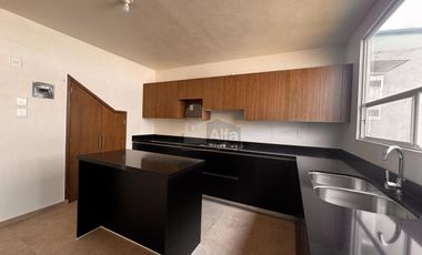 Casa en renta 3 recámaras frente a parque en Calimaya